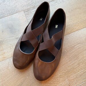 Brown ballet flats with elastic cross cross straps in chocolate brown size 39/8